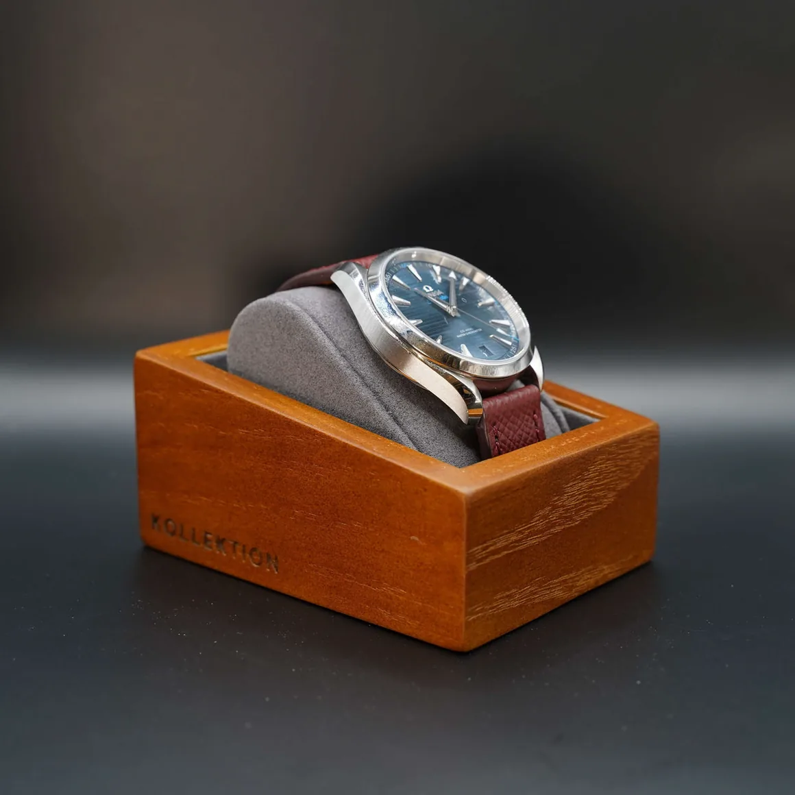 Typ.A grey watch display case